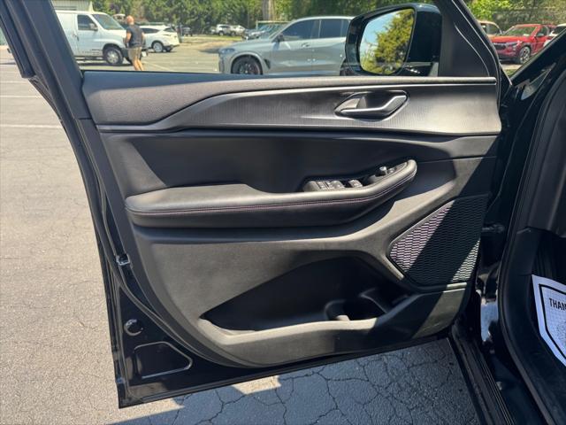 Photo of 2023 Diamond Black Crystal Pearlcoat Jeep Grand Cherokee