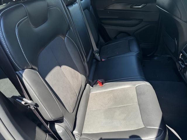 Photo of 2023 Diamond Black Crystal Pearlcoat Jeep Grand Cherokee