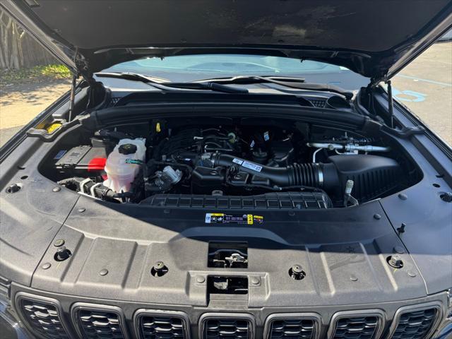 Photo of 2023 Diamond Black Crystal Pearlcoat Jeep Grand Cherokee