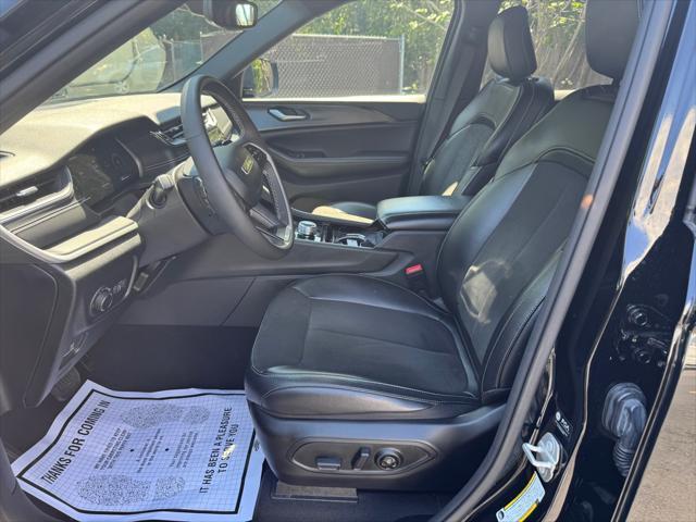 Photo of 2023 Diamond Black Crystal Pearlcoat Jeep Grand Cherokee