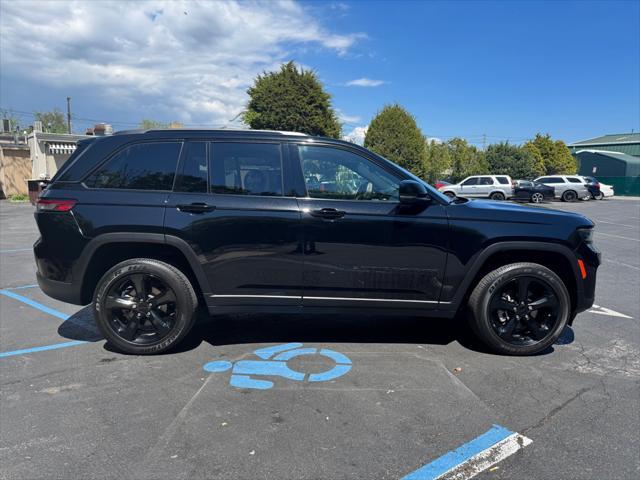 Photo of 2023 Diamond Black Crystal Pearlcoat Jeep Grand Cherokee