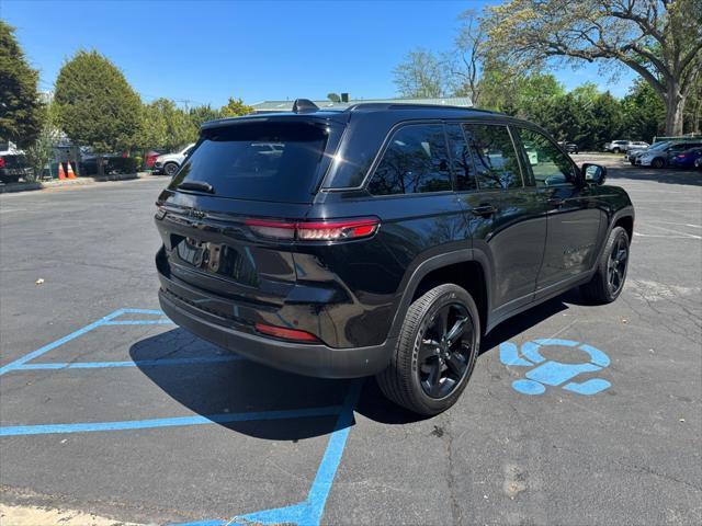 Photo of 2023 Diamond Black Crystal Pearlcoat Jeep Grand Cherokee