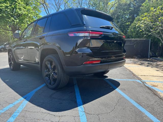 Photo of 2023 Diamond Black Crystal Pearlcoat Jeep Grand Cherokee