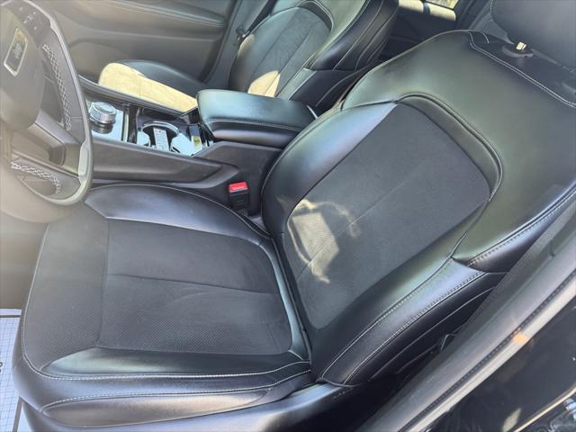 Photo of 2023 Diamond Black Crystal Pearlcoat Jeep Grand Cherokee