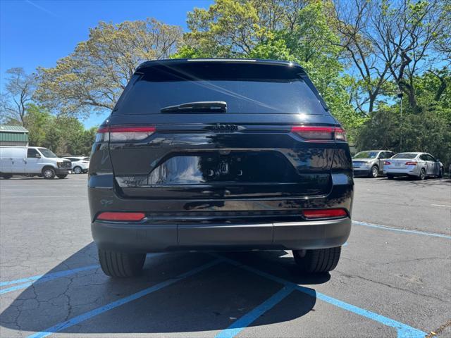 Photo of 2023 Diamond Black Crystal Pearlcoat Jeep Grand Cherokee