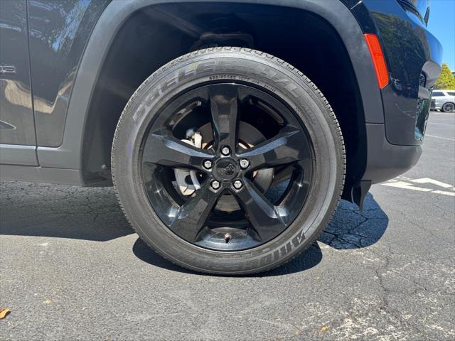 Photo of 2023 Diamond Black Crystal Pearlcoat Jeep Grand Cherokee