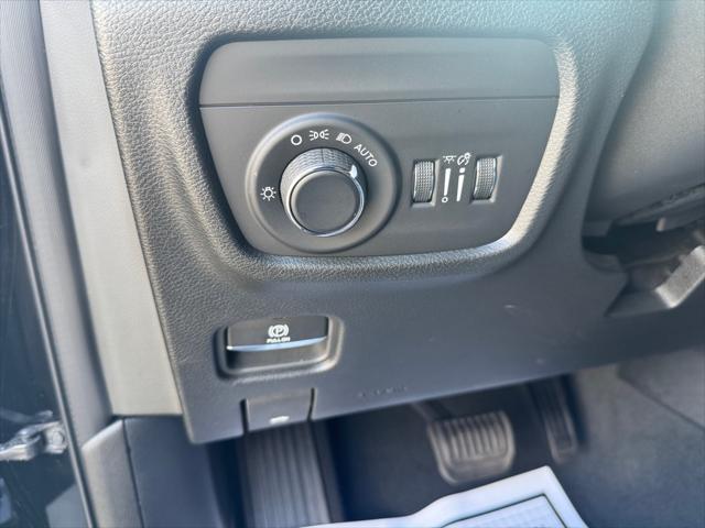 Photo of 2023 Diamond Black Crystal Pearlcoat Jeep Grand Cherokee