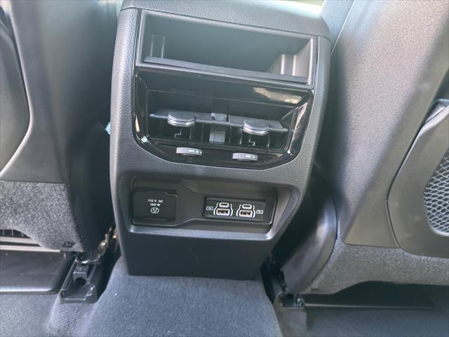 Photo of 2023 Diamond Black Crystal Pearlcoat Jeep Grand Cherokee