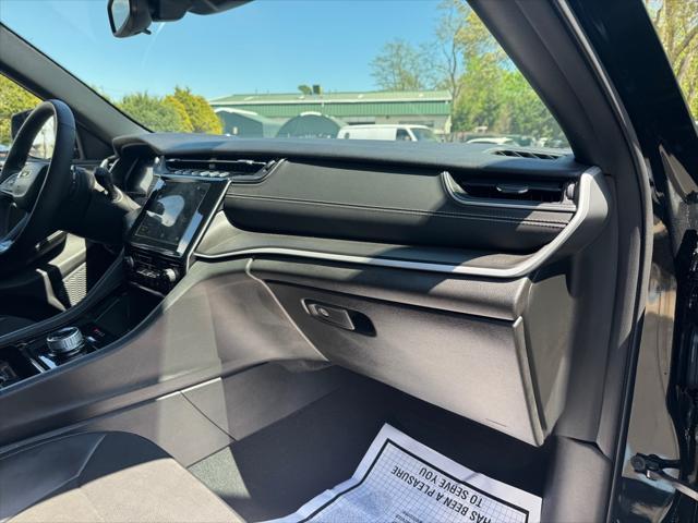 Photo of 2023 Diamond Black Crystal Pearlcoat Jeep Grand Cherokee