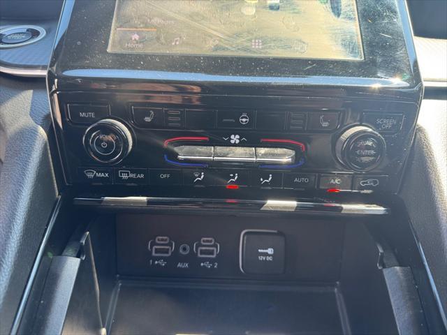 Photo of 2023 Diamond Black Crystal Pearlcoat Jeep Grand Cherokee