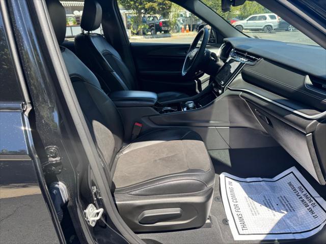 Photo of 2023 Diamond Black Crystal Pearlcoat Jeep Grand Cherokee