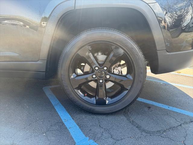 Photo of 2023 Diamond Black Crystal Pearlcoat Jeep Grand Cherokee