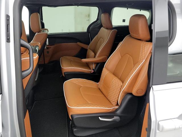 Photo of 2024 Silver Chrysler Pacifica