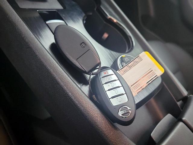 Photo of 2021 Gray Nissan Rogue