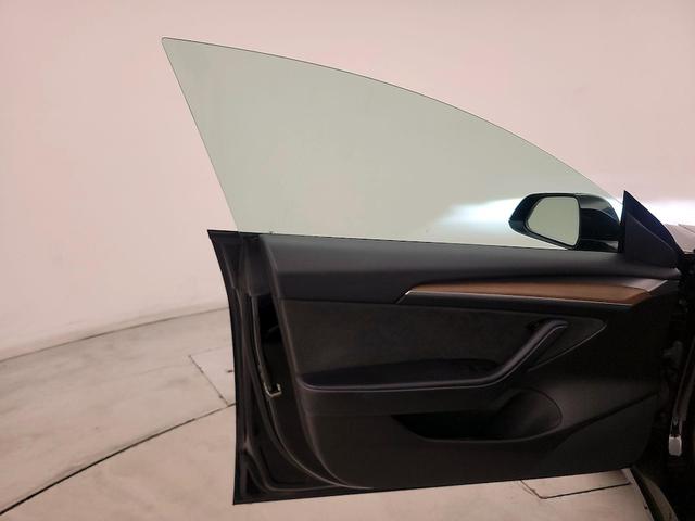 Photo of 2021 Black Tesla Model 3