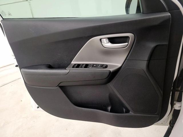 Photo of 2020 White Kia Niro