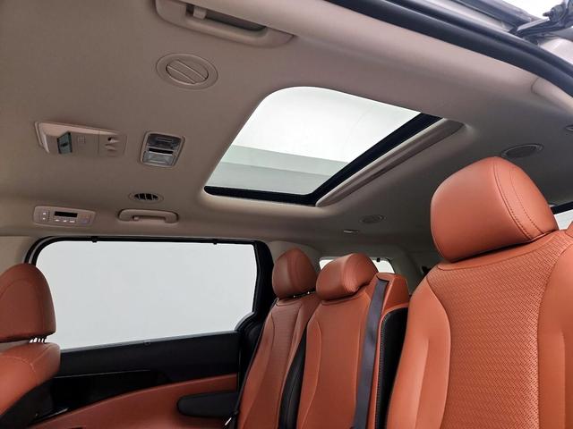 Photo of 2024 White Kia Carnival