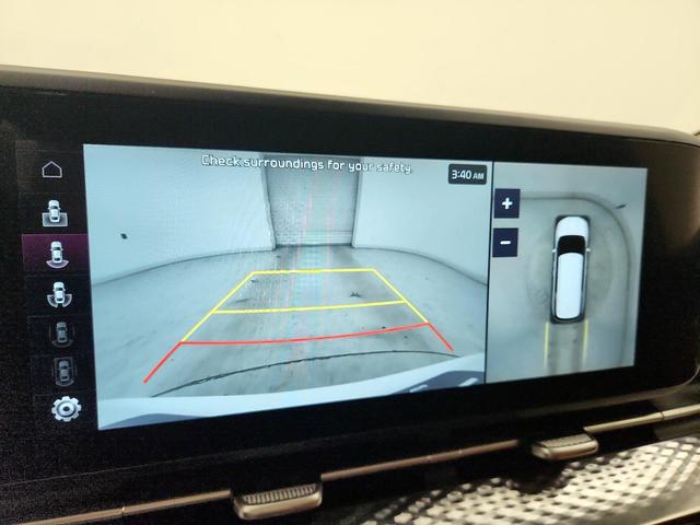 Photo of 2024 White Kia Carnival