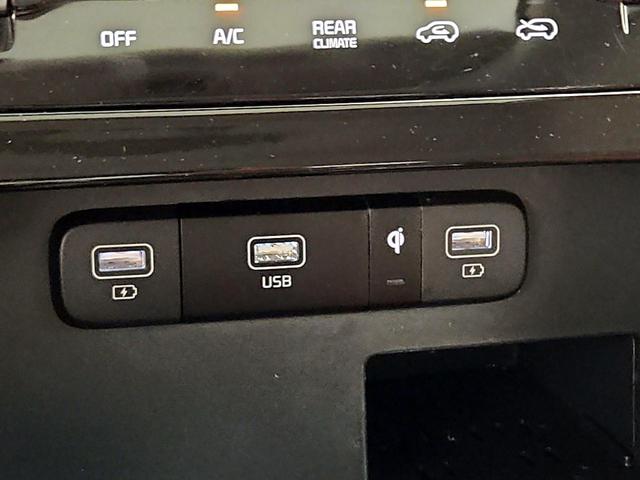 Photo of 2024 White Kia Carnival