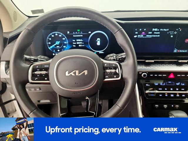 Photo of 2024 White Kia Carnival