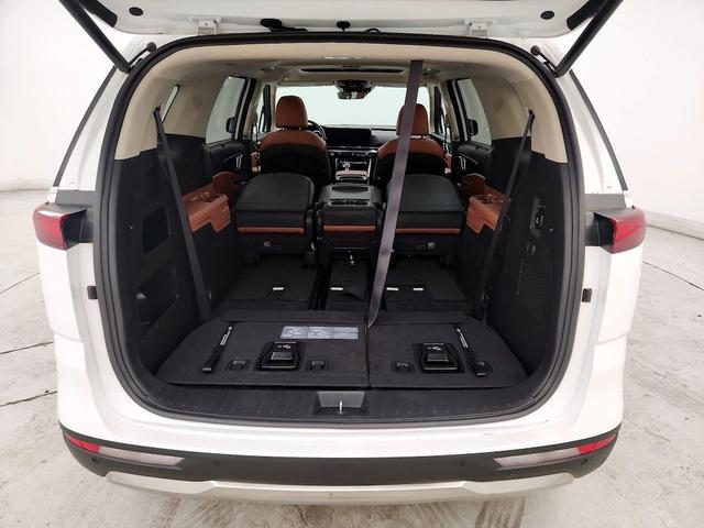 Photo of 2024 White Kia Carnival