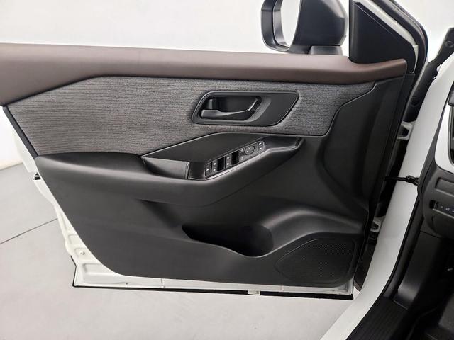 Photo of 2023 White Nissan Rogue