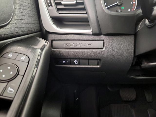 Photo of 2023 White Nissan Rogue