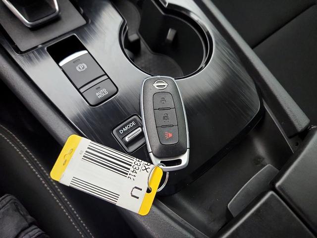 Photo of 2023 White Nissan Rogue