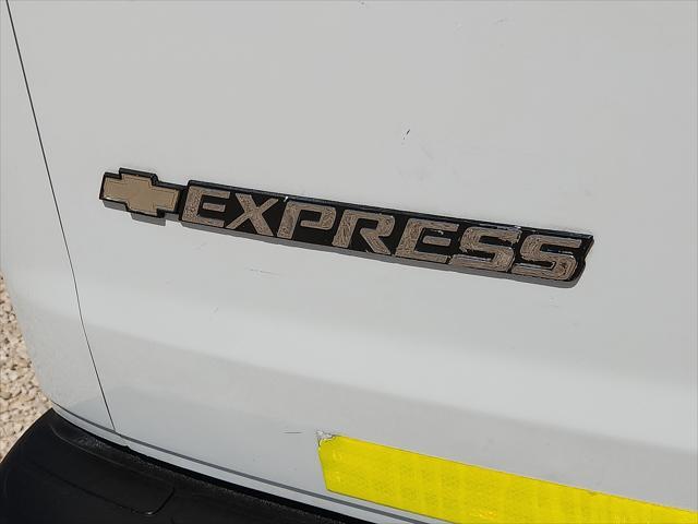Photo of 2014 Summit White Chevrolet Express 2500