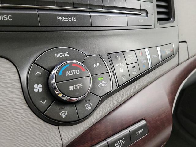 Photo of 2014 Black Toyota Sienna