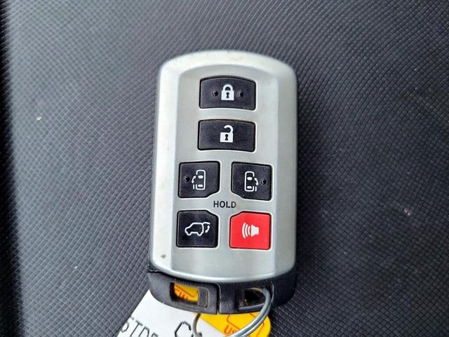 Photo of 2014 Black Toyota Sienna
