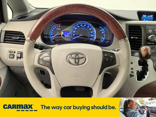 Photo of 2014 Black Toyota Sienna