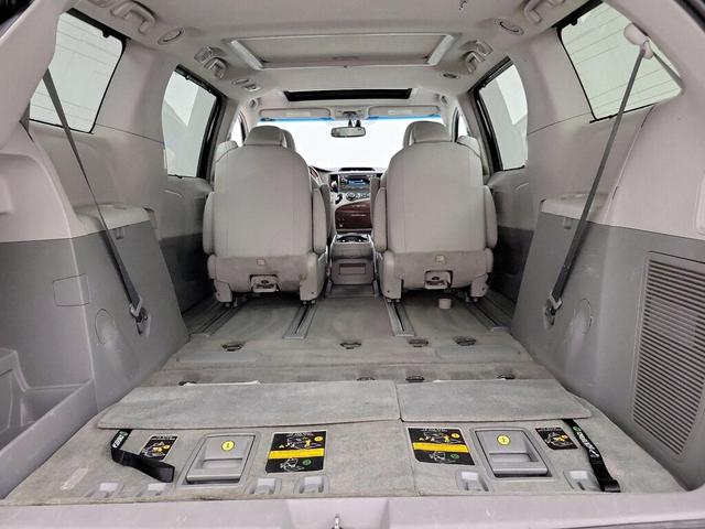 Photo of 2014 Black Toyota Sienna