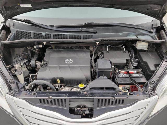 Photo of 2014 Black Toyota Sienna