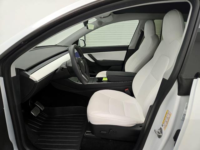 Photo of 2020 White Tesla Model Y