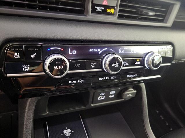 Photo of 2024 White Honda Pilot