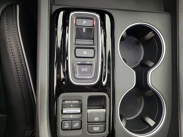 Photo of 2024 White Honda Pilot