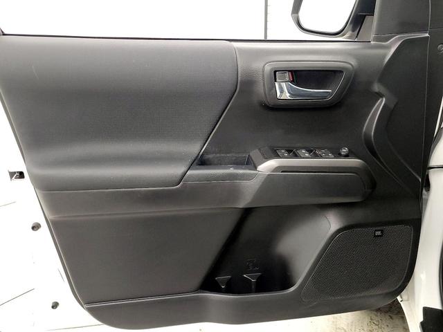 Photo of 2022 White Toyota Tacoma