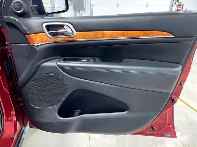 Photo of 2011 RED Jeep Grand Cherokee
