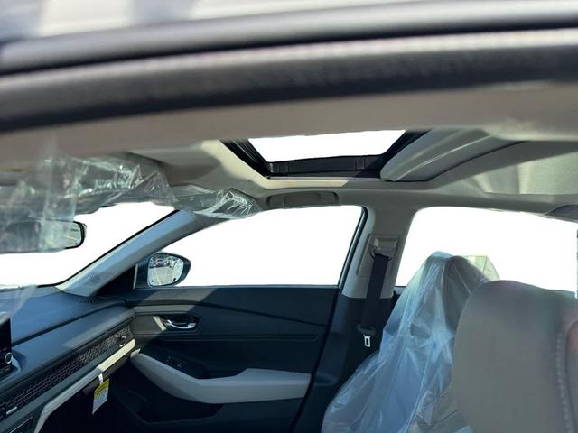 Photo of 2025 Platinum White Pearl Honda Accord