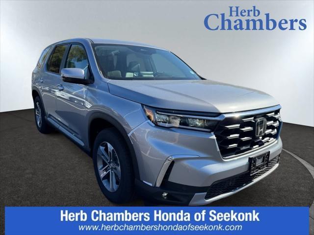 Photo of 2025 Lunar Silver Metallic Honda Pilot