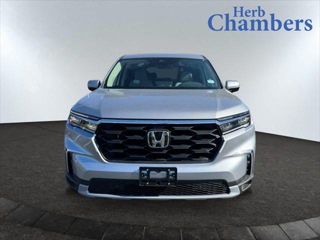 Photo of 2025 Lunar Silver Metallic Honda Pilot