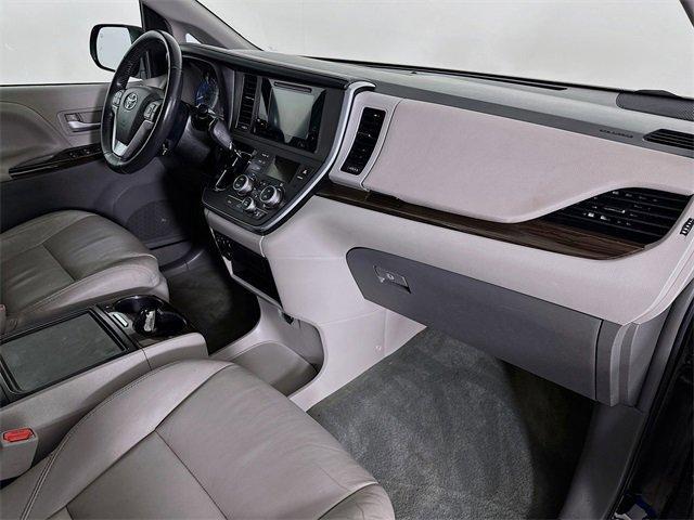 Photo of 2017 Midnight Black Metallic Toyota Sienna
