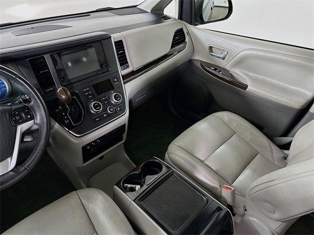 Photo of 2017 Midnight Black Metallic Toyota Sienna