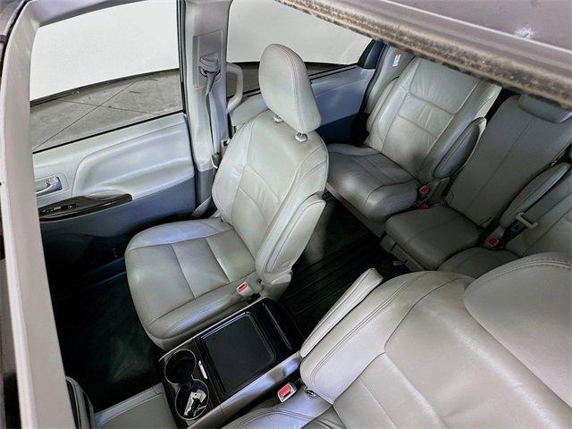 Photo of 2017 Midnight Black Metallic Toyota Sienna