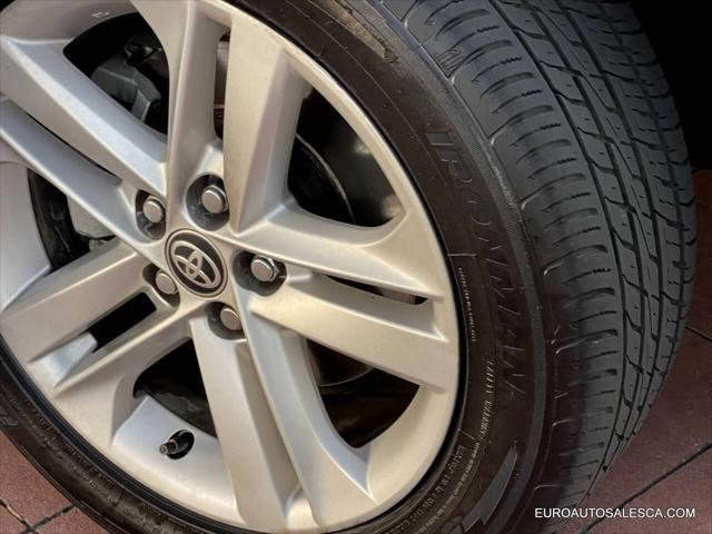 Photo of 2021 Super White Toyota Corolla