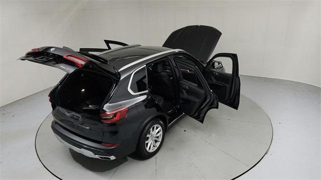 Photo of 2020 Black Sapphire Metallic BMW X5