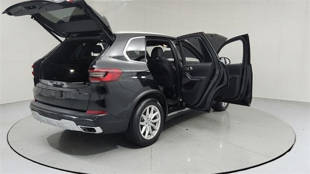 Photo of 2020 Black Sapphire Metallic BMW X5