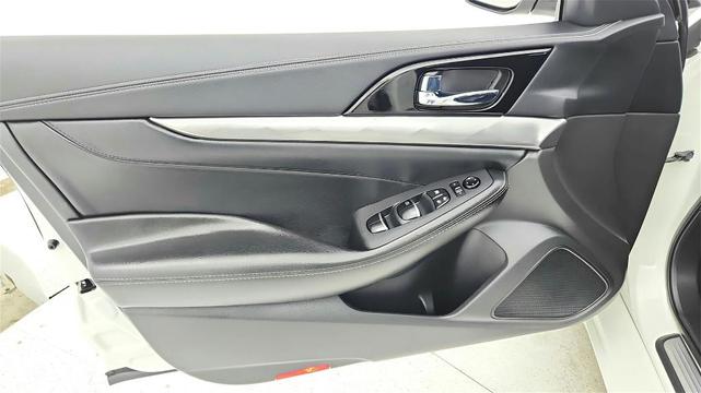 Photo of 2023 White Nissan Maxima