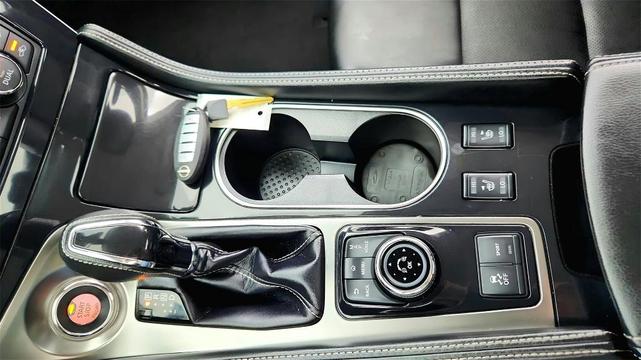 Photo of 2023 White Nissan Maxima